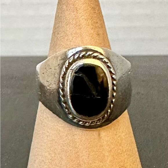 Sterling Silver ring with black onyx stone - Picture 1 of 4
